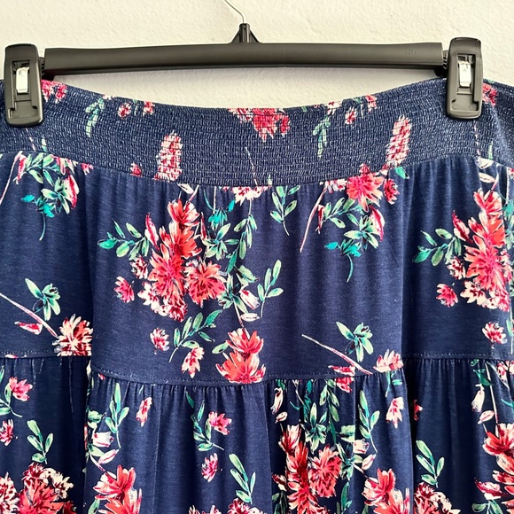 ST. JOHN'S BAY FLORAL SKIRT IN NAVY - Picture 2 of 3